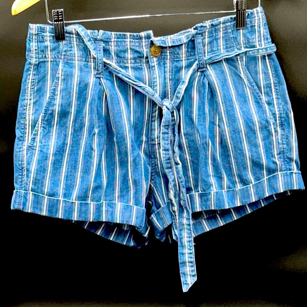 American Eagle baggie denim shorts w/ drawstrings. Size 6. Women.